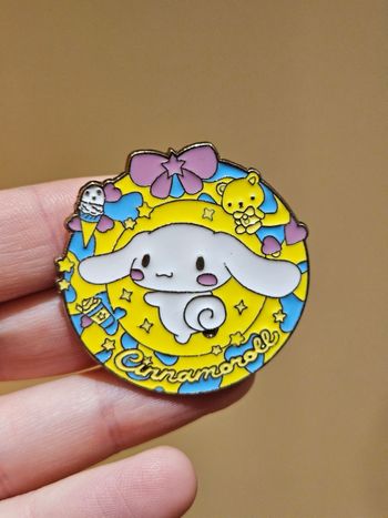 Pin's hello kitty , chien
