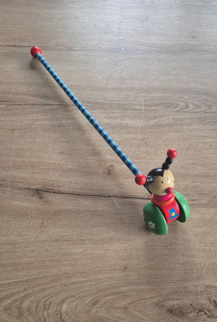 Coccinelle en bois à pousser