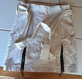 Jupe blanche simili cuir SHEIN – S avec ceinture