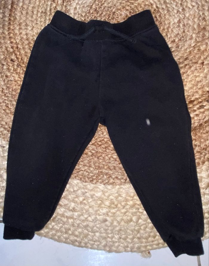 Jogging primark noir 18/24 mois bon état - photo numéro 2