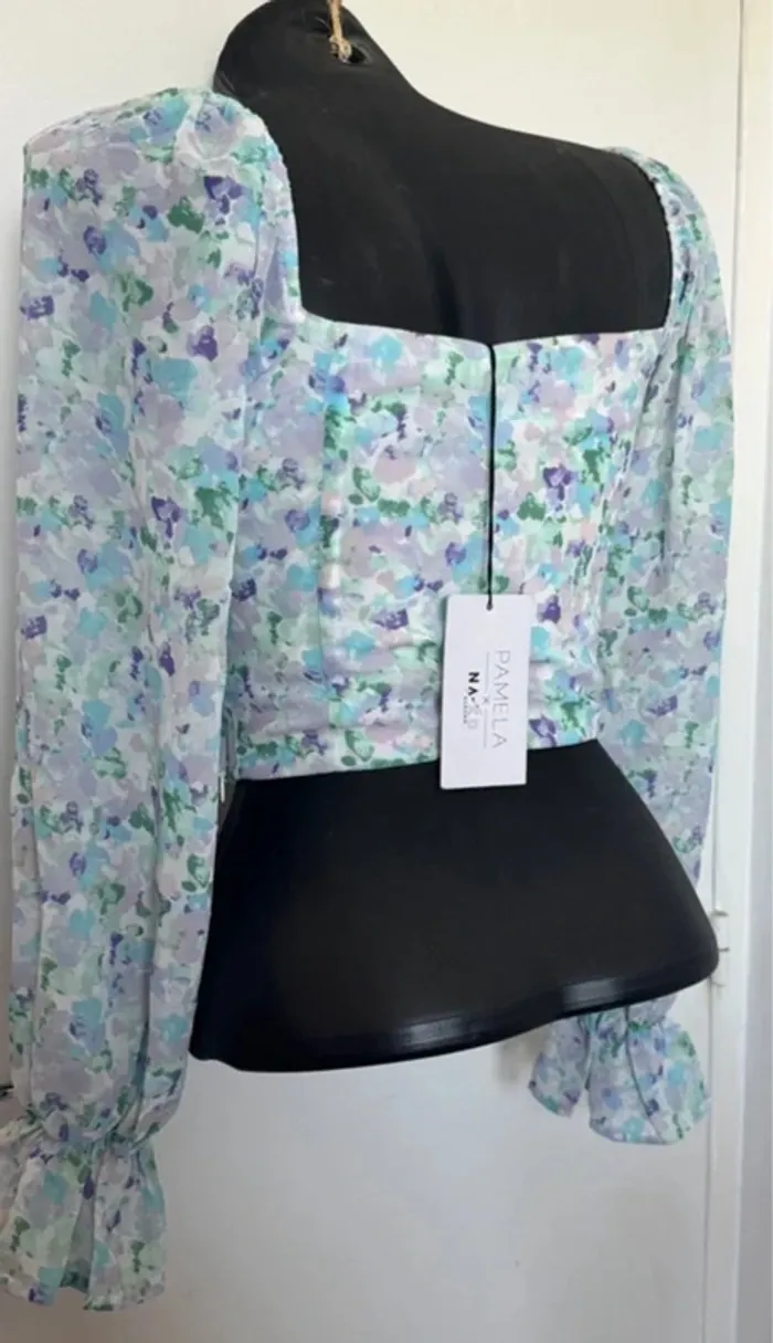 Blouse courte fleurie neuve - photo numéro 3