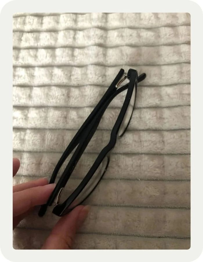 Lunettes noires - photo numéro 2