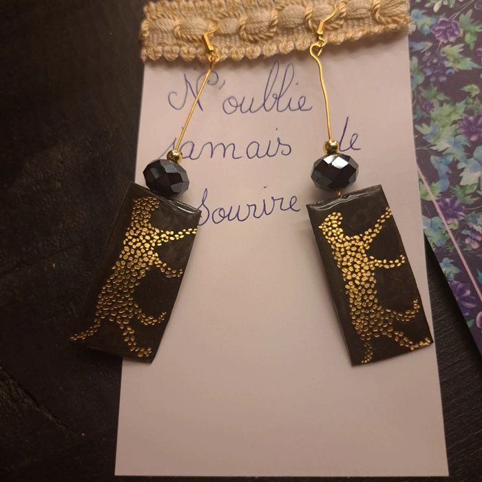 Boucles d'oreilles pendante en résine noir doré - photo numéro 2