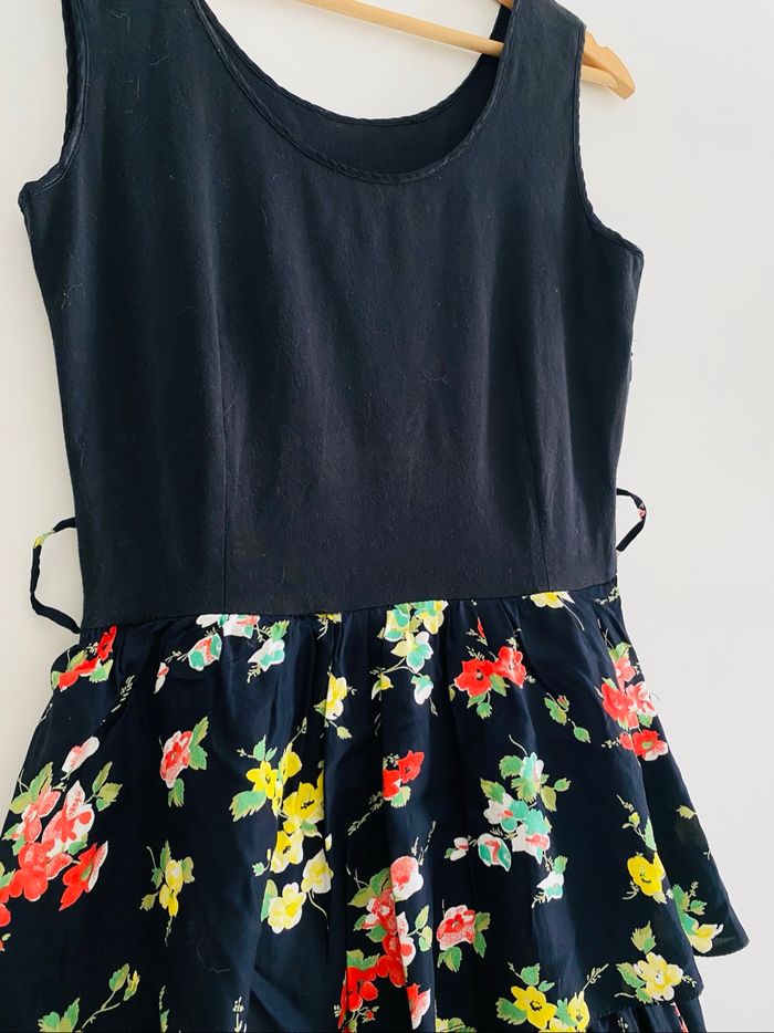 Robe noire à fleurs - photo numéro 2