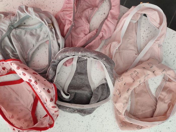 Lot de 7 culottes 2-3  ans et de 5 paires de chaussettes taille 22 - photo numéro 2