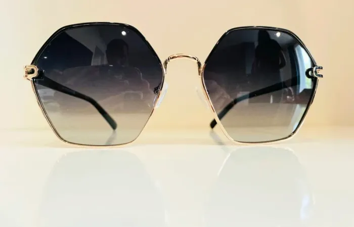 Lunette de soleil femme Polarisée hexagonale noire et dorée verres dégradés UV protection cat 3 - photo numéro 2
