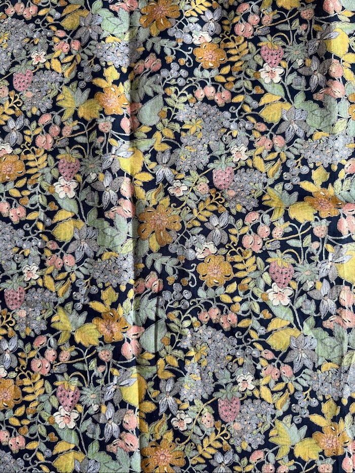 Chute de tissu imprimé à fleurs et fruits