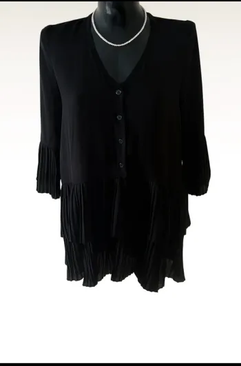 Superbe blouse noire fluide  New Collection, taille 38/40.