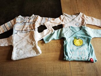 Lot 4 bodys taille 1mois