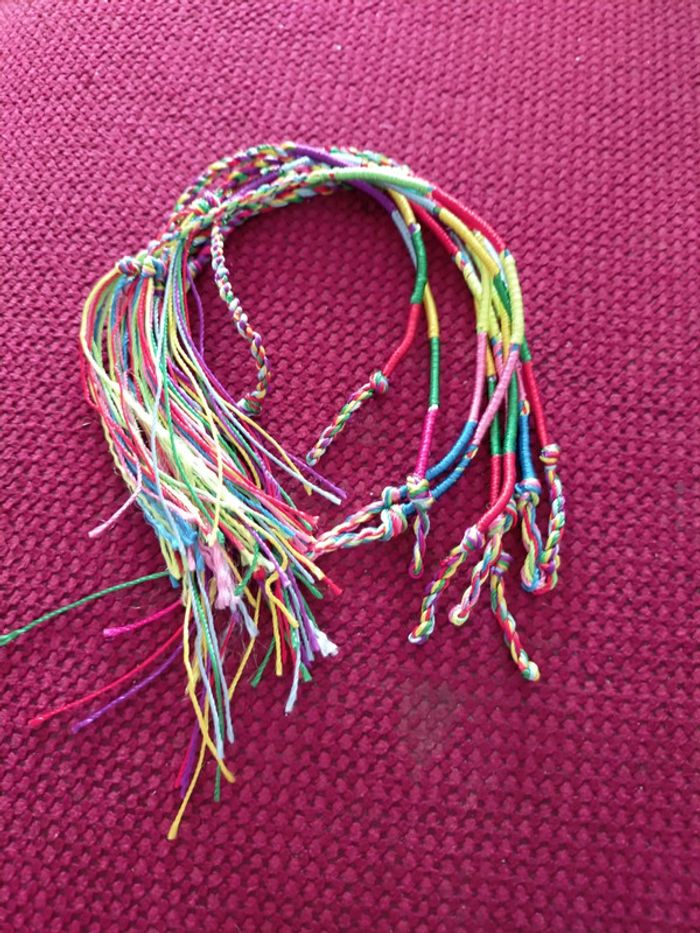 Jolis bracelets brésiliens multicolores jamais portés - photo numéro 3