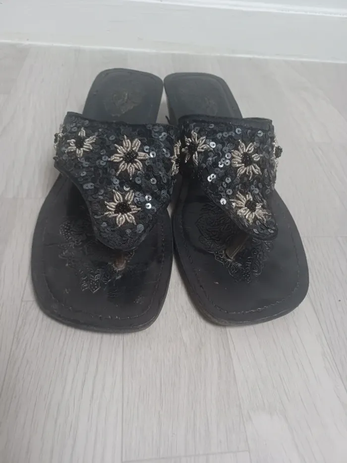 Sandale tong noir en cuir brodés de perles Xclusive