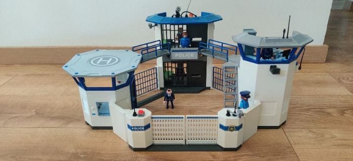 Caserne police prison playmobil