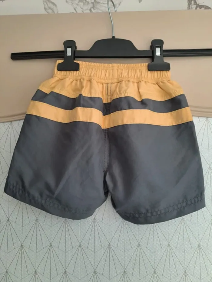 Short de bain neuf jamais porté garçon 3 ans gris jaune - photo numéro 3