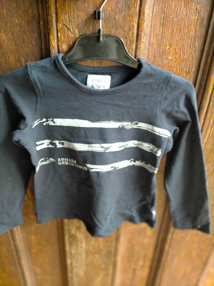 Ravissant tee shirt Armani  2 ans