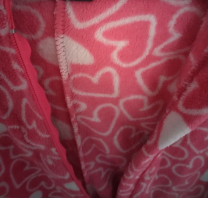 Combinaison pyjamas polaire motifs coeurs 9/10 ans en très bon état - photo numéro 5