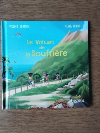 Le  volcan  de  la  soufrière  ,Hachette  Jeunesse 