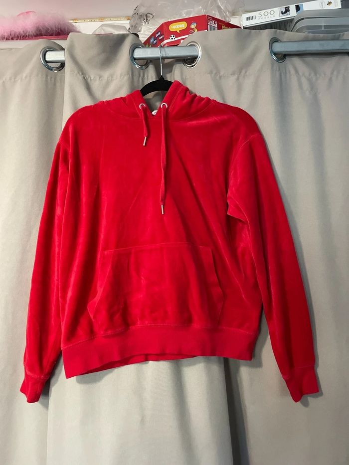 Sweat à capuche rouge velours