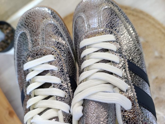Baskets tendances argentées à bandes bleues   style Adidas - photo numéro 3