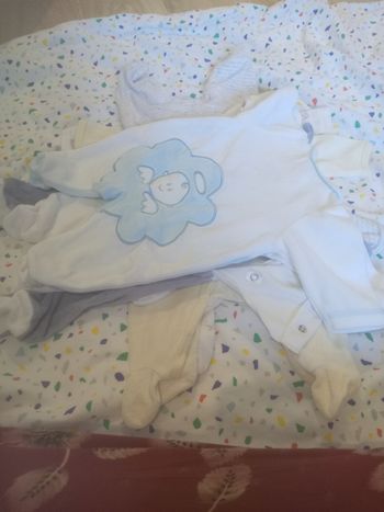 6 pyjamas naissance, très peu portés