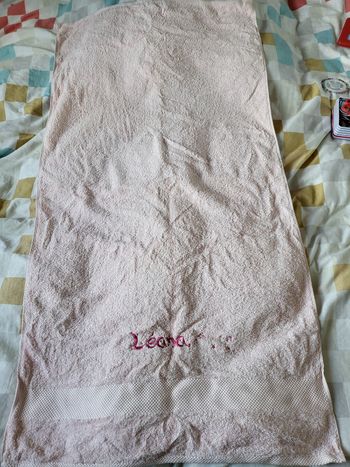 Serviette de bain rose brodée "Léana"