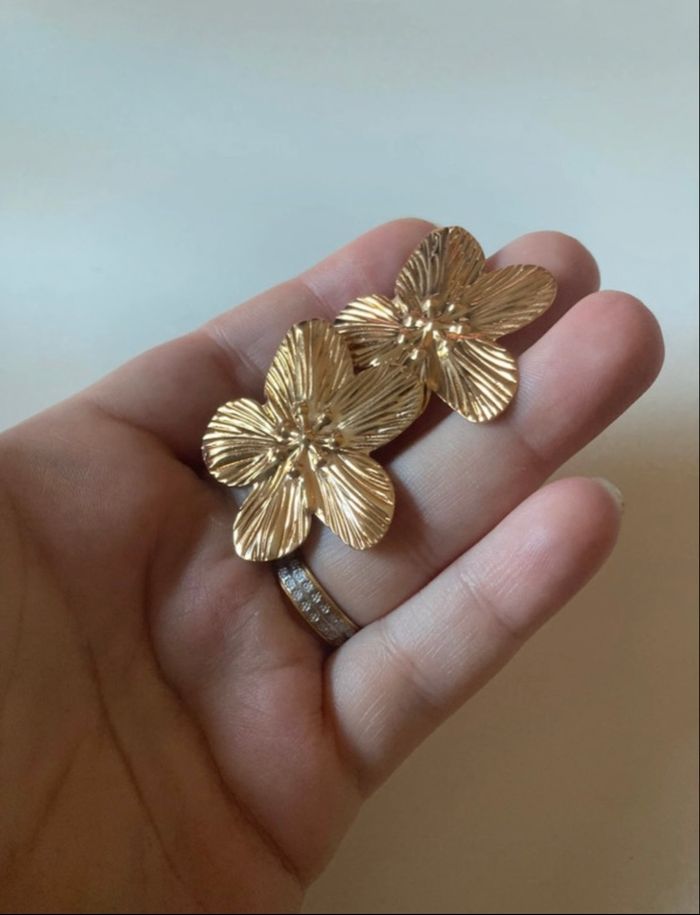 Boucles d’oreilles NEUVES pour femme forme de fleurs couleur doré - photo numéro 5