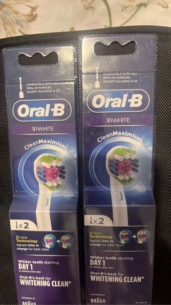 2 lots de 4 brossettes Oral B 3D white