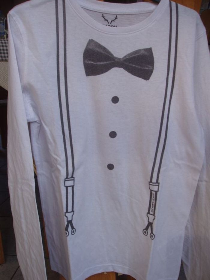 t shirt motif noeud papillon et bretellles