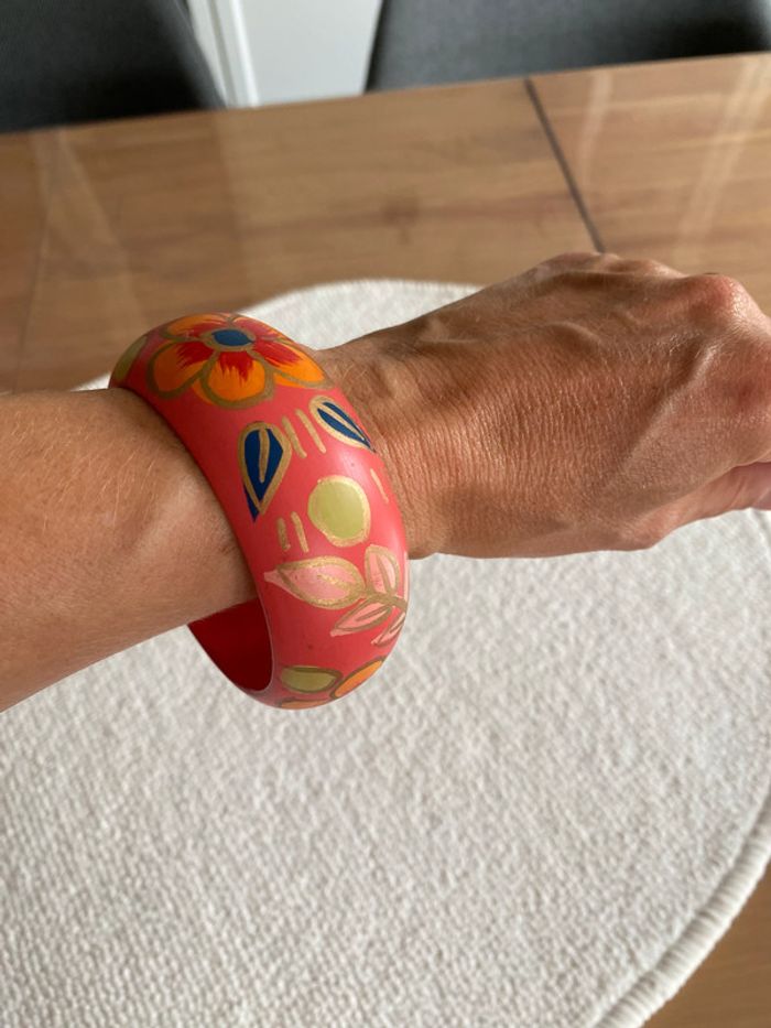 Bracelet jonc manchette en bois rose corail avec motifs fleurs peints à la main - photo numéro 2