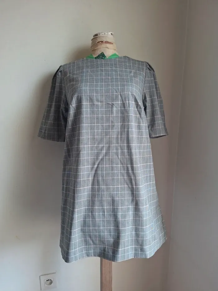 Robe grise à carreaux- coupe droite et élégante, Camaïeu neuve, taille 40
