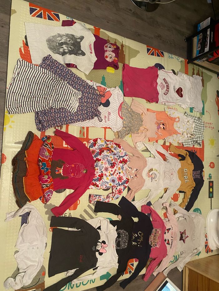 Lot 30 hauts/ tee shirts manches longues et courtes/robes/combi taille 3 ans