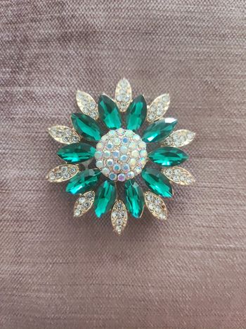 Broche dorée