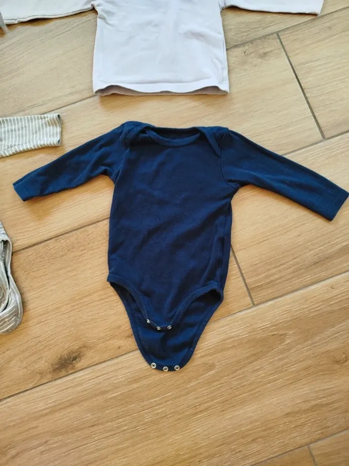 Lot T-shirt longues manches + bodys bébé fille 12 mois - photo numéro 2