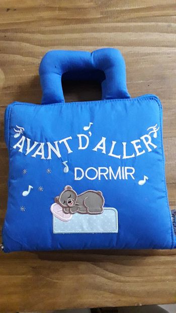 Magnifique livre bébé en tissu et broderie de qualité