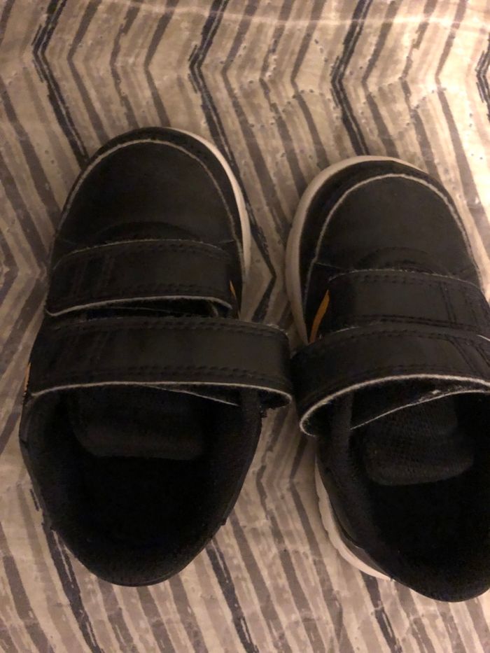 Basket adidas taille 21 en tres Bon état - photo numéro 4