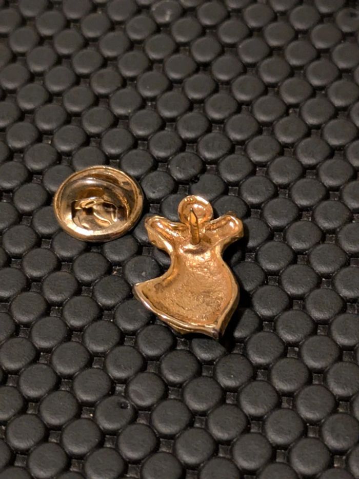 Joli pin's petit fantôme 👻 relief doré halloween - photo numéro 3