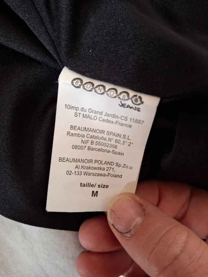 Petite robe noire avec ouverture dans le dos - photo numéro 6