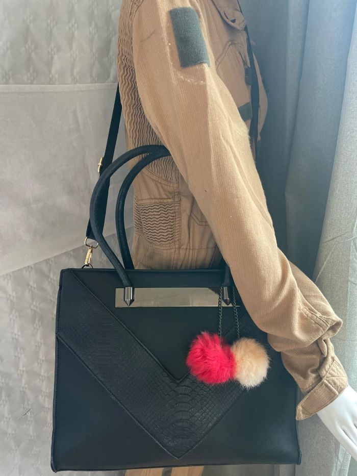 Joli sac noir, pompon - photo numéro 2