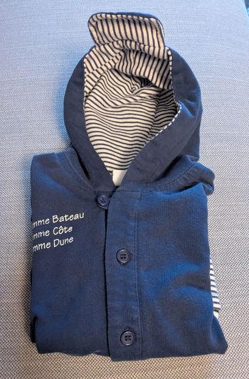 Veste manches longues avec capuche bleu marine et rayures de la marque Kiabi taille 12 mois 