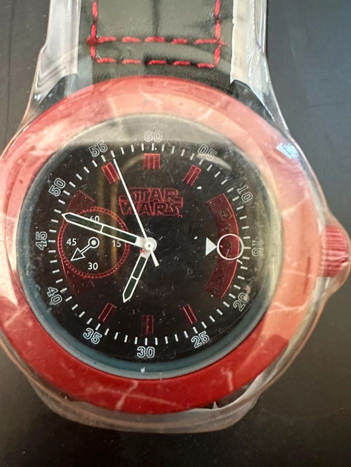 NEUF Montre noir rouge Star Wars Guerre des étoiles Disney Pull&Bear - photo numéro 2