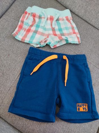 2 shorts taille 9 mois