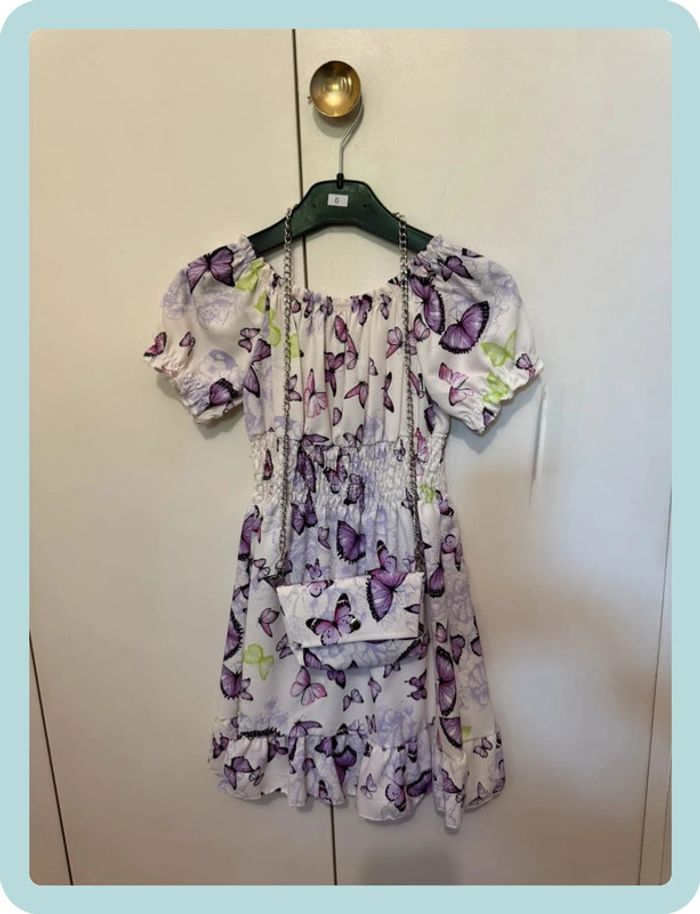 Robe à papillons violets