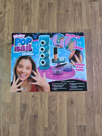Shaky Pop Nail Studio, Studio pour ongles a paillettes, Jouet pour enfants des 3 ans