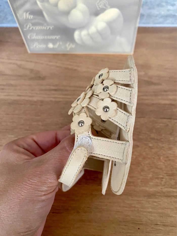 Première paire de chaussure pour bébé taille 16 - photo numéro 6