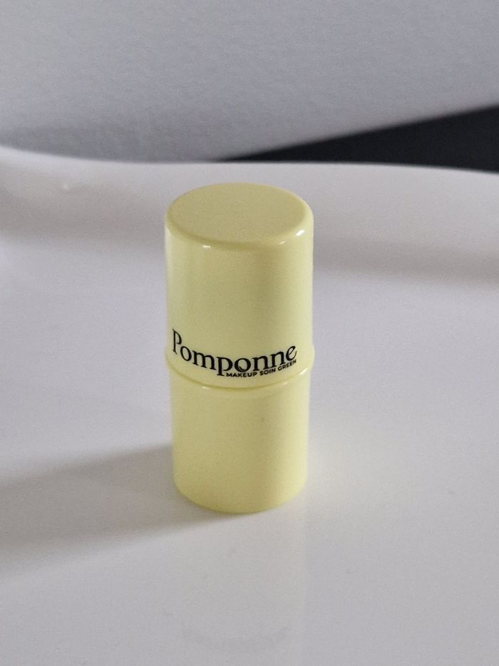 Maquillage highlighter pomponne