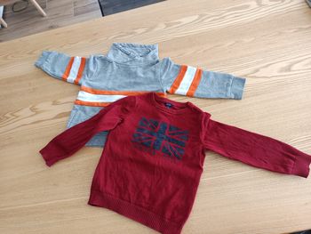 Lot de 2 pulls taille 4 ans , orchestra et Kiabi.