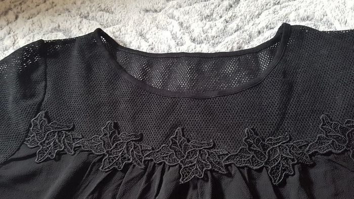 blouse femme noir dentelles col. taille unique.