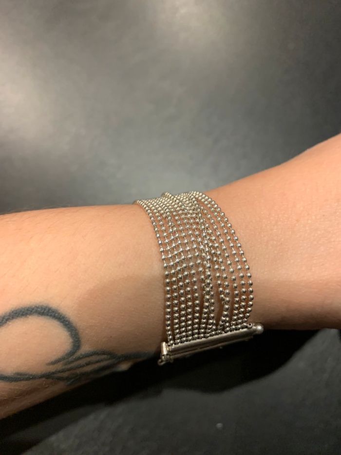 Bracelet argent avec plusieurs chaînettes.