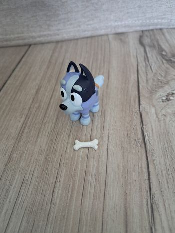 Figurine chien de bluey : socks et son os