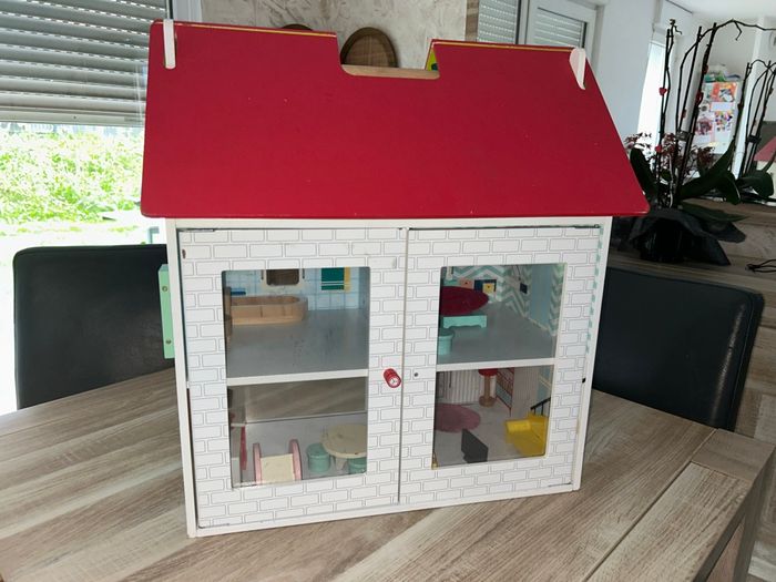 Maison de poupée en bois
