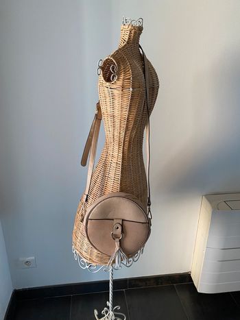 Sac à main beige pailleté doré rond avec pompom Camaïeu